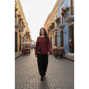 Mπλούζα μπορντό, με μακρύ μανίκι, με λαιμόκοψη χαμόγελο , ύφασμα μπλούζας βαμβάκι 95% ελαστάν 5%, μήκος 65εκ. από ΄ώμο, με σχέδιο την πασχαλίτσα στην πλάτη