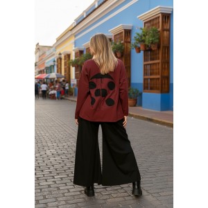 Mπλούζα μπορντό, με μακρύ μανίκι, με λαιμόκοψη χαμόγελο , ύφασμα μπλούζας βαμβάκι 95% ελαστάν 5%, μήκος 65εκ. από ΄ώμο, με σχέδιο την πασχαλίτσα στην πλάτη