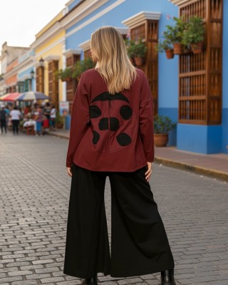 Mπλούζα μπορντό, με μακρύ μανίκι, με λαιμόκοψη χαμόγελο , ύφασμα μπλούζας βαμβάκι 95% ελαστάν 5%, μήκος 65εκ. από ΄ώμο, με σχέδιο την πασχαλίτσα στην πλάτη