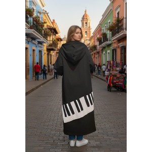 Πανωφόρι Φούτερ με χνούδι, μήκος 120εκ., Mαύρο Μακρύ με φερμουάρ, με κουκούλα το εσωτερικό της σε χρώμα γκρι ανοιχτό , με τσέπες, άνετη γραμμή, με σχέδιο το πιάνο