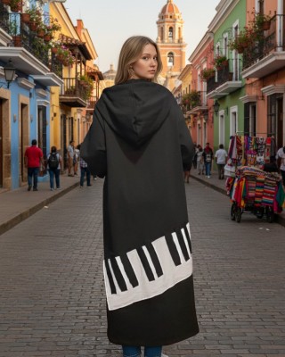 Πανωφόρι Φούτερ με χνούδι, μήκος 120εκ., Mαύρο Μακρύ με φερμουάρ, με κουκούλα το εσωτερικό της σε χρώμα γκρι ανοιχτό , με τσέπες, άνετη γραμμή, με σχέδιο το πιάνο