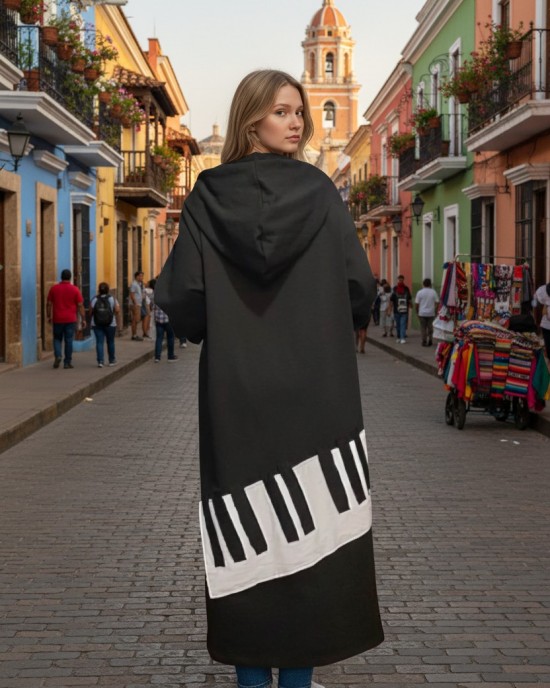 Πανωφόρι Φούτερ με χνούδι, μήκος 120εκ., Mαύρο Μακρύ με φερμουάρ, με κουκούλα το εσωτερικό της σε χρώμα γκρι ανοιχτό , με τσέπες, άνετη γραμμή, με σχέδιο το πιάνο