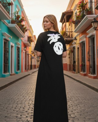 Φόρεμα μακρύ , μήκος από τον ώμο 135εκ.,V λαιμόκοψη, άνετο και δροσερό βαμβάκι 100%, κοντό μανίκι, με σχέδιο μπροστά και στην πλάτη ο λευκός ανανάς 