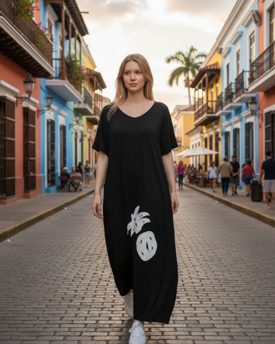 Φόρεμα μακρύ , μήκος από τον ώμο 135εκ.,V λαιμόκοψη, άνετο και δροσερό βαμβάκι 100%, κοντό μανίκι, με σχέδιο μπροστά και στην πλάτη ο λευκός ανανάς 