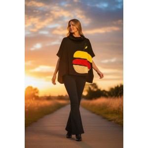 Πόντσο, χρώμα μαύρο, φούτερ με χνούδι, χουχουλιάρικο, άνετο, με τσέπη και λαιμό, σύνθεση υφάσματος  μπλούζας βαμβάκι 95% ελαστάν 5%  σχέδιο πολύχρωμο Μήλο