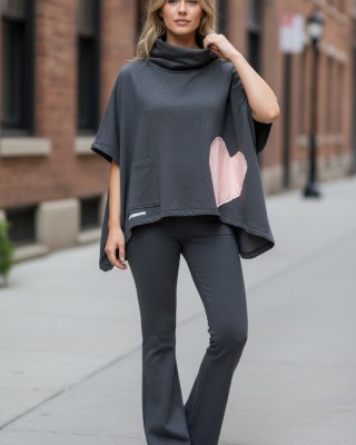 Πόντσο, χρώμα γκρι σκούρο, φούτερ με χνούδι, χουχουλιάρικο, άνετο,  με τσέπη και λαιμό, σχέδιο Ροζ Καρδιές 