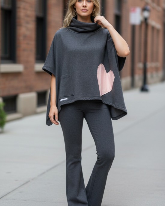 Πόντσο, χρώμα γκρι σκούρο, φούτερ με χνούδι, χουχουλιάρικο, άνετο,  με τσέπη και λαιμό, σχέδιο Ροζ Καρδιές 
