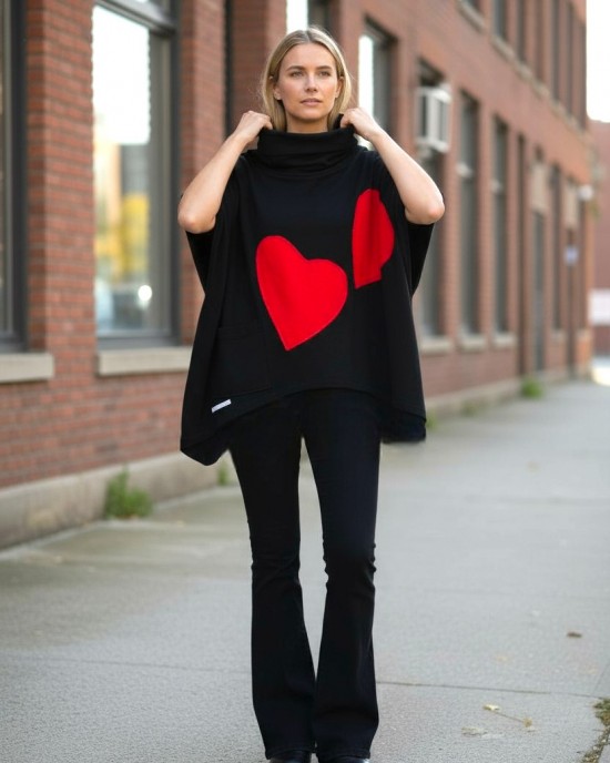 Πόντσο, χρώμα μαύρο, φούτερ με χνούδι, χουχουλιάρικο, άνετο, με τσέπη και λαιμό, σχέδιο κόκκινες Καρδιές