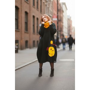 Φόρεμα midi Balloon  Φόρεμα, με λαιμό σε χρώμα κίτρινο σε ύφασμα φούτερ και είναι άνετος, μακρύ μανίκι, βαμβάκι95% ελαστάν 5%, μήκος 115εκ., με σχέδιο τον Μικρό πρίγκιπα (διατίθεται και χωρίς λαιμό κατόπιν επιλογής)