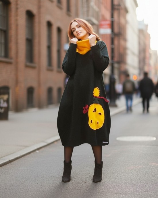 Φόρεμα midi Balloon  Φόρεμα, με λαιμό σε χρώμα κίτρινο σε ύφασμα φούτερ και είναι άνετος, μακρύ μανίκι, βαμβάκι95% ελαστάν 5%, μήκος 115εκ., με σχέδιο τον Μικρό πρίγκιπα (διατίθεται και χωρίς λαιμό κατόπιν επιλογής)