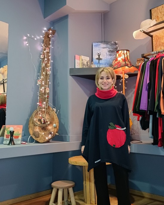 Μπλουζοφόρεμα μαύρο, με  λαιμό, βαμβάκι 95% ελασταν 5%,  μικρά πλαϊνά ανοίγματα στο τελείωμα, με σχέδιο   Καλή Τύχη