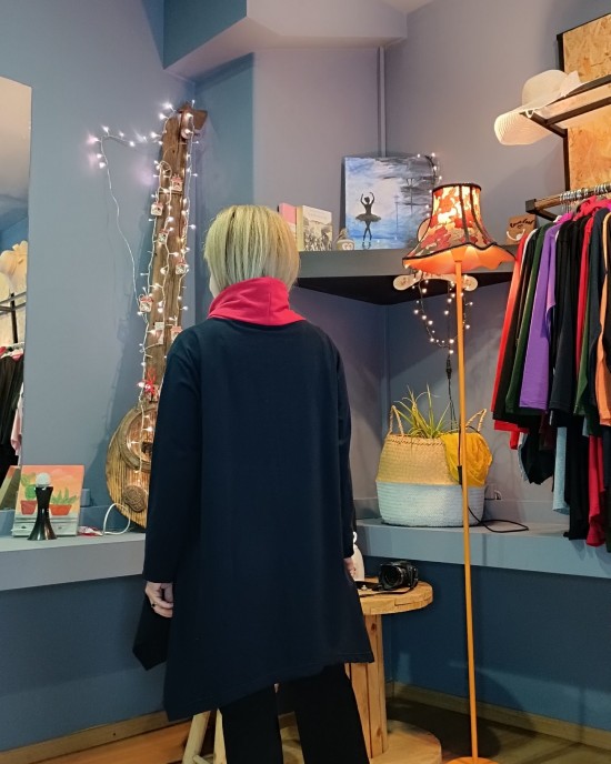 Μπλουζοφόρεμα μαύρο, με  λαιμό, βαμβάκι 95% ελασταν 5%,  μικρά πλαϊνά ανοίγματα στο τελείωμα, με σχέδιο   Καλή Τύχη