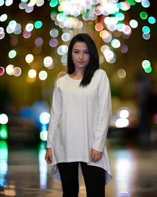 Μπλουζοφόρεμα ασύμμετρο, χρώμα λευκό, με λαιμόκοψη στρόγγυλη , μακρύ μανίκι, μήκος 75εκ μπροστινό μέρος και πίσω μέρος 90εκ.,ύφασμα Βαμβάκι100%, σχέδιο   Σπιτάκι