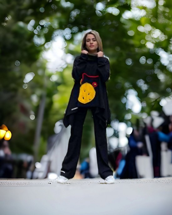 Mπλούζα μαύρη, με μακρύ μανίκι , ασύμμετρη, με μύτες στο τελείωμα, μήκος 65εκ., με λαιμό σε χρώμα κυπαρισσί,ύφασμα μπλούζας βαμβάκι 95% ελαστάν 5%  με σχεδιο Μικρός Πρίγκιπας