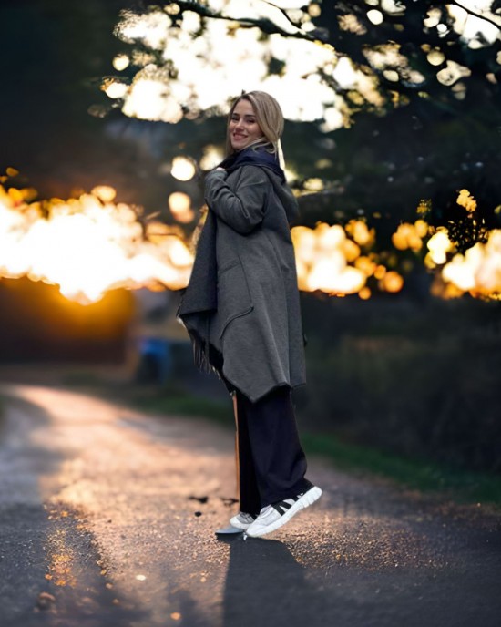 Πανωφόρι Midi, μαύρο ασύμμετρο, σε στυλ κάπας με μανίκι,  με Κουκούλα γκρι σκούρη εξωτερικά και τζιν το εσωτερικό της κουκούλας, Άνετο ζεστό, Φούτερ με χνούδι, με πλαϊνές τσέπες, ΧΩΡΙΣ φερμουάρ, σχέδιο  Βιολέτες Όμορφες