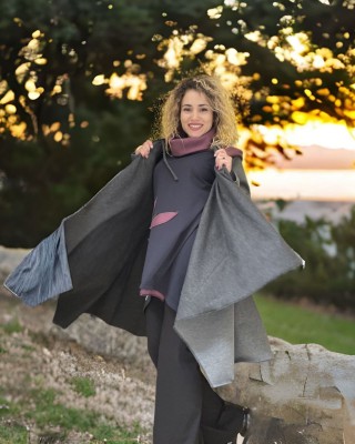 Πανωφόρι Midi, γκρι σκούρο ασύμμετρο, σε στυλ κάπας με μανίκι,  με Κουκούλα σε χρώμα του πηλού το εσωτερικό της, Άνετο ζεστό, Φούτερ με χνούδι, με πλαϊνές τσέπες, ΧΩΡΙΣ φερμουάρ,  Όμορφη Πόλη 