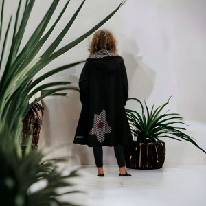 Ασύμμετρο Πανωφόρι Midi, μαύρο, σε στυλ κάπας με μανίκι, Χειροποίητο με αγάπη, με Κουκούλα Μαύρη και κόκκινη εσωτερικά, Άνετο ζεστό, Φούτερ με χνούδι, με πλαϊνές τσέπες, ΧΩΡΙΣ φερμουάρ, σχέδιο Ριγέ Λουλούδι