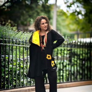 Ασύμμετρο Πανωφόρι Midi, μαύρο, σε στυλ κάπας με μανίκι, Χειροποίητο με αγάπη, Άνετο ζεστό, Φούτερ με χνούδι, με πλαϊνές τσέπες, ΧΩΡΙΣ φερμουάρ, σχέδιο  Υπέροχη Μαργαρίτα