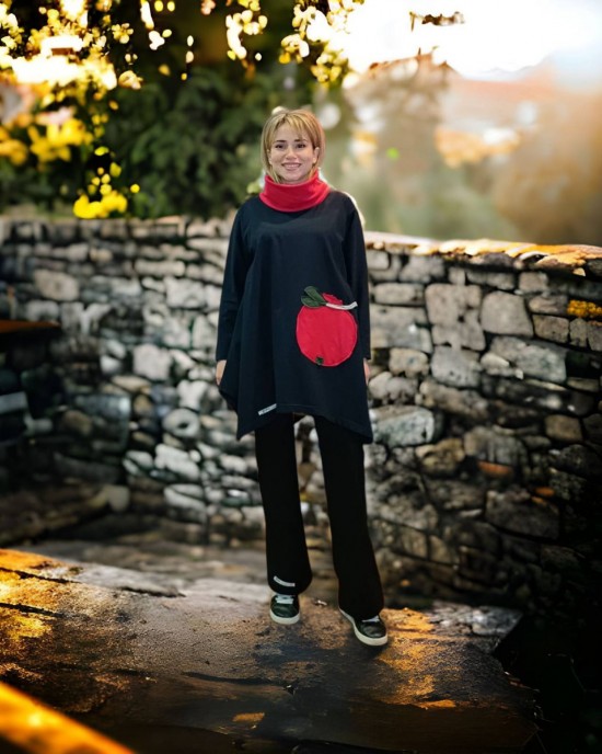 Μπλουζοφόρεμα μαύρο, με  λαιμό, βαμβάκι 95% ελασταν 5%,  μικρά πλαϊνά ανοίγματα στο τελείωμα, με σχέδιο   Καλή Τύχη