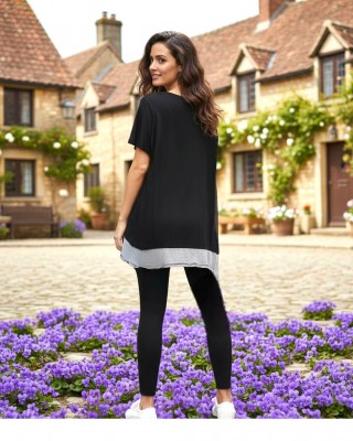 Mπλούζα  με κοντό μανίκι, χαμόγελο λαιμόκοψη, ύφασμα μπλούζας βαμβάκι 100%, μήκος από ώμο 65εκ. +5εκ η γκρί φάσα στο τελείωμα της μπλούζας,  με σχέδιο Mωβ Μαργαρίτα με πινελιες ζωγραφισμένες 