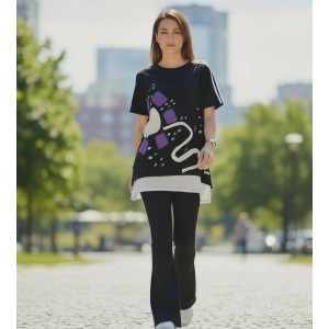 Mπλούζα  με κοντό μανίκι, χαμόγελο λαιμόκοψη, ύφασμα μπλούζας βαμβάκι 100%, μήκος από ώμο 65εκ. +5εκ η γκρί φάσα στο τελείωμα της μπλούζας,  με σχέδιο Mωβ Μαργαρίτα με πινελιες ζωγραφισμένες 