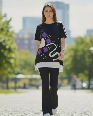 Mπλούζα  με κοντό μανίκι, χαμόγελο λαιμόκοψη, ύφασμα μπλούζας βαμβάκι 100%, μήκος από ώμο 65εκ. +5εκ η γκρί φάσα στο τελείωμα της μπλούζας,  με σχέδιο Mωβ Μαργαρίτα με πινελιες ζωγραφισμένες 