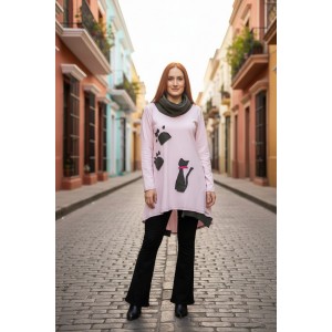 Mπλουζοφόρεμα Ασύμμετρο ροζ , με μακρύ μανίκι,μήκος 70εκ μπροστινό μέρος και πίσω μέρος 80εκ., σύνθεση βαμβάκι 95% ελαστάν 5%,  με λαιμό γκρί σκούρο φούτερ Βαμβάκι 100% , με σχέδιο Γάτα με Πατουσάκια