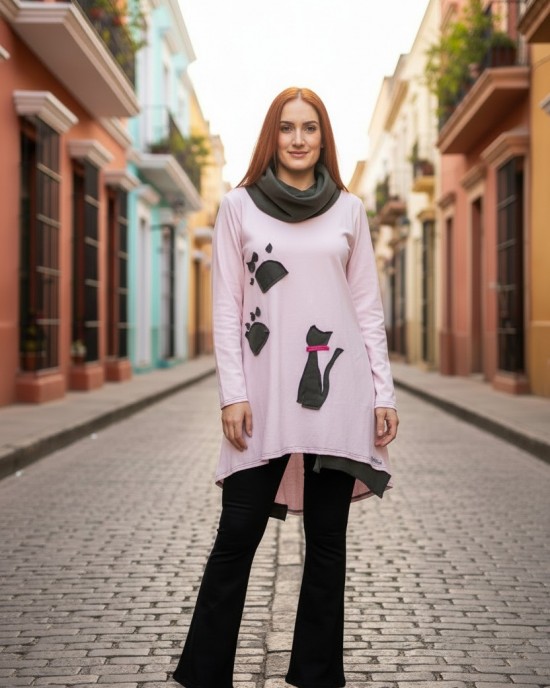 Mπλουζοφόρεμα Ασύμμετρο ροζ , με μακρύ μανίκι,μήκος 70εκ μπροστινό μέρος και πίσω μέρος 80εκ., σύνθεση βαμβάκι 95% ελαστάν 5%,  με λαιμό γκρί σκούρο φούτερ Βαμβάκι 100% , με σχέδιο Γάτα με Πατουσάκια