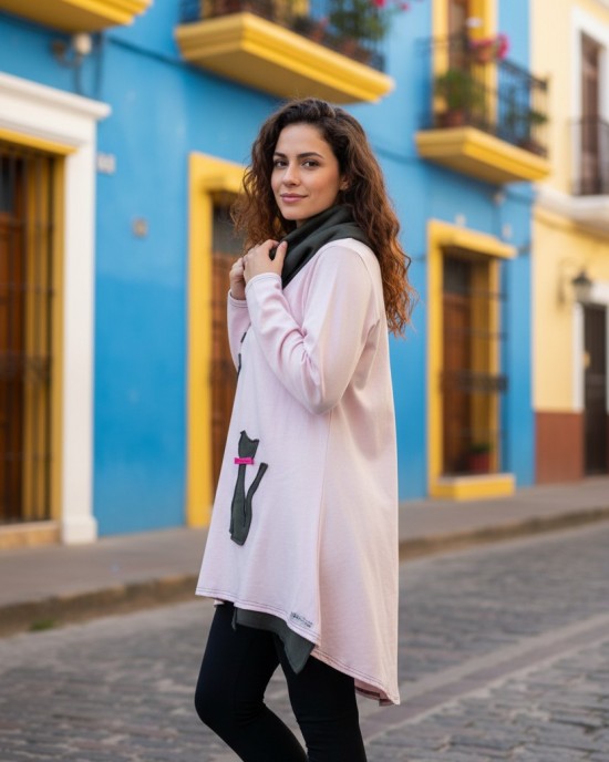 Mπλουζοφόρεμα Ασύμμετρο ροζ , με μακρύ μανίκι,μήκος 70εκ μπροστινό μέρος και πίσω μέρος 80εκ., σύνθεση βαμβάκι 95% ελαστάν 5%,  με λαιμό γκρί σκούρο φούτερ Βαμβάκι 100% , με σχέδιο Γάτα με Πατουσάκια