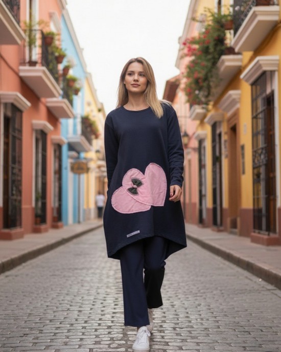 Μπλουζοφόρεμα ασύμμετρο, χρώμα μαύρο ή μπλε σκούρο, με στρόγγυλη λαιμόκοψη, μακρύ μανίκι, μήκος 80εκ μπροστινό μέρος και πίσω μέρος 90εκ.,ύφασμα Βαμβάκι95% ελαστάν 5%, σχέδιο Ροζ Καρδιές