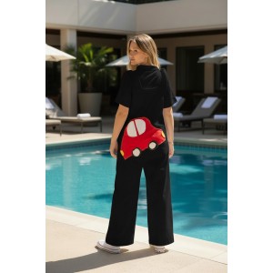 Σαλοπέτα λευκή ή  μαύρη, ίσια χαλαρή γραμμή, δένει με κορδονάκια στο επάνω μέρος, για κάθε εποχή, σύνθεση υφάσματος Βαμβάκι 100%, σχέδιο το κόκκινο αυτοκίνητο 