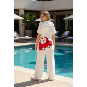 Σαλοπέτα λευκή ή  μαύρη, ίσια χαλαρή γραμμή, δένει με κορδονάκια στο επάνω μέρος, για κάθε εποχή, σύνθεση υφάσματος Βαμβάκι 100%, σχέδιο το κόκκινο αυτοκίνητο 