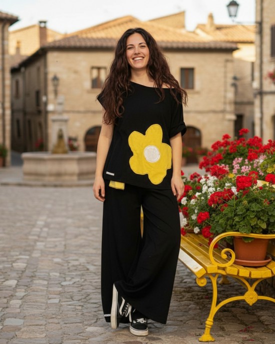 -30% ΠΡΟΣΦΟΡΑ Καλοκαιρινή  2 τεμαχίων  Παντελόνα μαύρη και Μπλούζα με την κιτρινη μαργαρίτα Σύνθεση υφάσματος Βαμβάκι 100% 