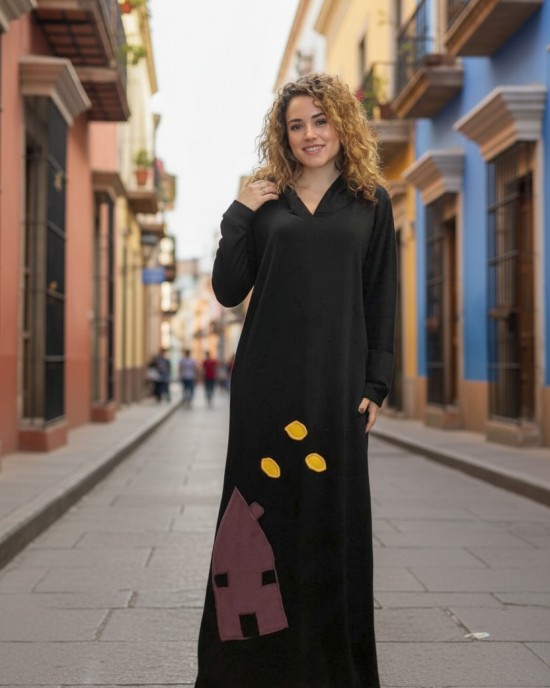 Μακρύ Φόρεμα, με κουκούλα σε χρώμα μαύρο, μακρύ μανίκι, βαμβάκι95% ελαστάν, μήκος 135εκ., με σχέδιο το μωβ σπιτάκι (διατίθεται κατόπιν επιλογής χωρίς κουκούλα)