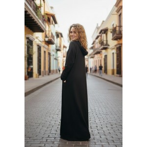 Μακρύ Φόρεμα, με κουκούλα σε χρώμα μαύρο, μακρύ μανίκι, βαμβάκι95% ελαστάν, μήκος 135εκ., με σχέδιο το μωβ σπιτάκι (διατίθεται κατόπιν επιλογής χωρίς κουκούλα)