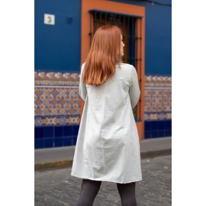 Μπλουζοφόρεμα ασύμμετρο, χρώμα γκρι ανοιχτό, με λαιμό σε γκρι σκούρο, μακρύ μανίκι, μήκος 80εκ μπροστινό μέρος και πίσω μέρος 90εκ.,ύφασμα Βαμβάκι95% ελαστάν 5%, σχέδιο  My Sweet Home