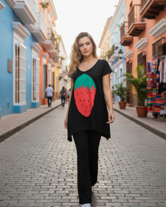 Mπλουζοφόρεμα μαύρο, με κοντό μανίκι, μικρά ανοίγματα στο πλάι, σύνθεση υφάσματος βαμβάκι 100%, μήκος από ώμο 70εκ. με σχέδιο  φραουλίτσα 