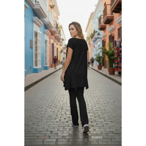 Mπλουζοφόρεμα μαύρο, με κοντό μανίκι, μικρά ανοίγματα στο πλάι, σύνθεση υφάσματος βαμβάκι 100%, μήκος από ώμο 70εκ. με σχέδιο  φραουλίτσα 