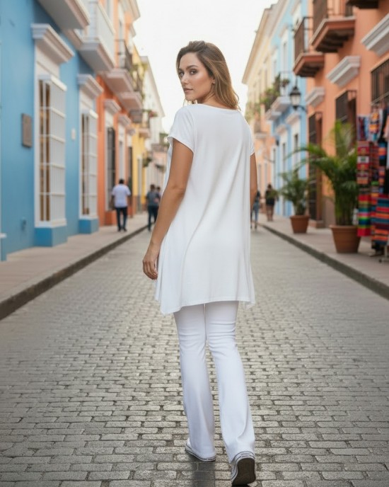 Mπλουζοφόρεμα μαύρο, με κοντό μανίκι, μικρά ανοίγματα στο πλάι, σύνθεση υφάσματος βαμβάκι 100%, μήκος από ώμο 70εκ. με σχέδιο  φραουλίτσα 