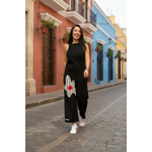 Σαλοπέτα μαύρη, ίσια χαλαρή γραμμή, δένει με κορδονάκια στο επάνω μέρος, για κάθε εποχή, σύνθεση υφάσματος Βαμβάκι 100%, με σχέδιο ριγέ λουλούδι 