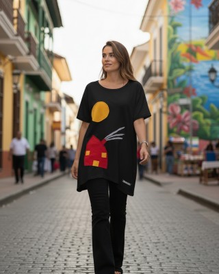 Μπλουζοφόρεμα λευκό ή μαύρο, με ανοίγματα στο πλάι . βαμβάκι 100%,  μήκος από ώμο 70εκ.  βαμβάκι 100% και σχέδιο σπιτάκι και ήλιος 