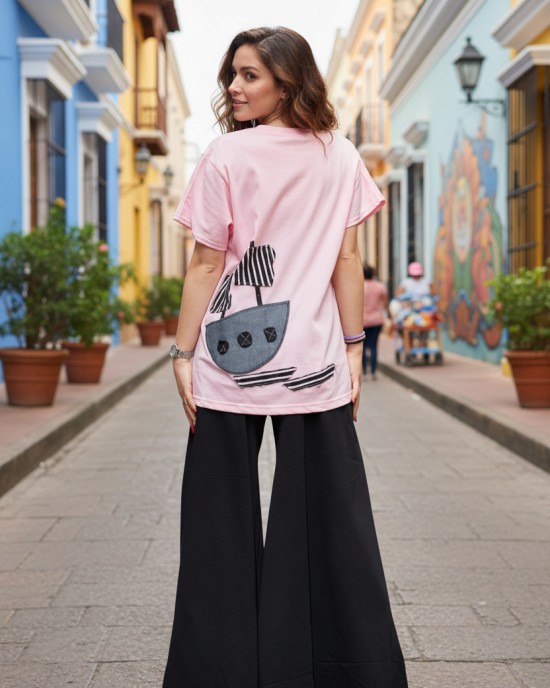 Mπλούζα  μαύρη ή ροζ με κοντό μανίκι, χαμόγελο λαιμόκοψη, ύφασμα μπλούζας βαμβάκι 100%, μήκος από ώμο 65εκ., με σχέδιο Ταξίδι στη θάλασσα 