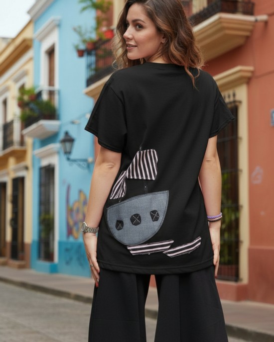 Mπλούζα  μαύρη ή ροζ με κοντό μανίκι, χαμόγελο λαιμόκοψη, ύφασμα μπλούζας βαμβάκι 100%, μήκος από ώμο 65εκ., με σχέδιο Ταξίδι στη θάλασσα 