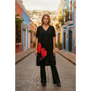 Mπλουζοφόρεμα σε χρώμα  μαύρο , με κοντό μανίκι, V λαιμόκοψη. σύνθεση υφάσματος βαμβάκι 100%, μήκος από ώμο μπροστινό μέρος 80εκ. και πίσω μέρος 90εκ. με σχέδιο 2 κόκκινες καρδιές