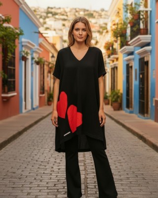 Mπλουζοφόρεμα σε χρώμα  μαύρο , με κοντό μανίκι, V λαιμόκοψη. σύνθεση υφάσματος βαμβάκι 100%, μήκος από ώμο μπροστινό μέρος 80εκ. και πίσω μέρος 90εκ. με σχέδιο 2 κόκκινες καρδιές