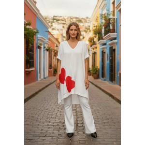 Mπλουζοφόρεμα σε χρώμα  λευκό , με κοντό μανίκι, V λαιμόκοψη. σύνθεση υφάσματος βαμβάκι 100%, μήκος από ώμο μπροστινό μέρος 80εκ. και πίσω μέρος 90εκ. με σχέδιο 2 κόκκινες καρδιές