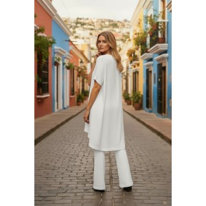 Mπλουζοφόρεμα σε χρώμα  λευκό , με κοντό μανίκι, V λαιμόκοψη. σύνθεση υφάσματος βαμβάκι 100%, μήκος από ώμο μπροστινό μέρος 80εκ. και πίσω μέρος 90εκ. με σχέδιο 2 κόκκινες καρδιές