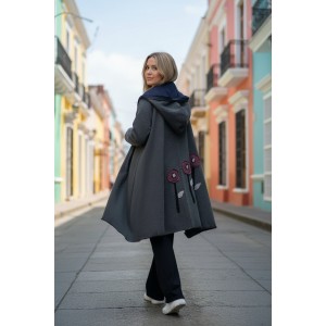 Πανωφόρι Midi, μαύρο ασύμμετρο, σε στυλ κάπας με μανίκι,  με Κουκούλα γκρι σκούρη εξωτερικά και τζιν το εσωτερικό της κουκούλας, Άνετο ζεστό, Φούτερ με χνούδι, με πλαϊνές τσέπες, ΧΩΡΙΣ φερμουάρ, σχέδιο  Βιολέτες Όμορφες