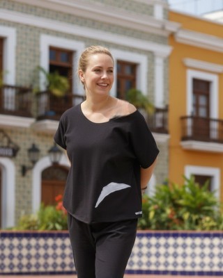 Μπλούζα μαύρη με κοντό μανίκι, χαμόγελο λαιμόκοψη, 65εκ. από ώμο , βαμβάκι100%, με σχέδιο το λευκό ψαροκ΄όκαλο στην πλάτη 